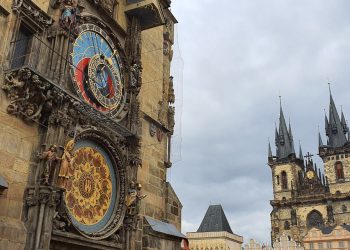 Đồng hồ thiên văn ở Praha và nghi thức chuyển giờ kỳ lạ - 09