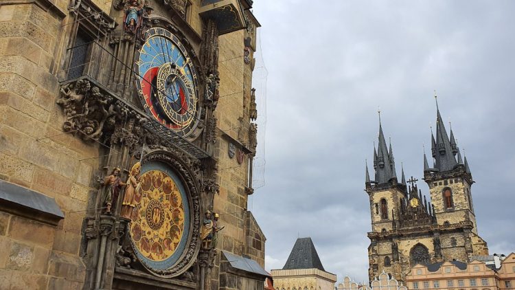 Đồng hồ thiên văn ở Praha và nghi thức chuyển giờ kỳ lạ - 09