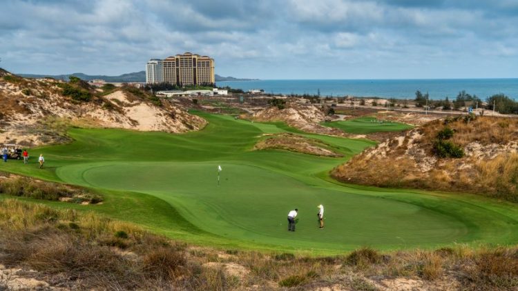 Sân gôn The Bluffs ưu đãi các gôn thủ đạt được cú Hole-in-One