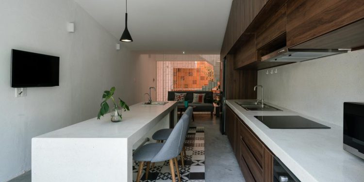 ZAKK & MB'S House: Cải tạo mang ánh sáng tự nhiên vào nhà