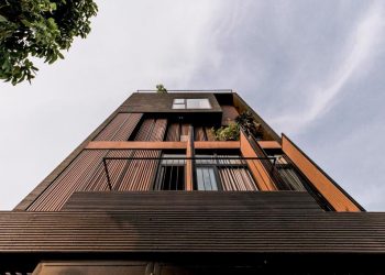 Mặt tiền bằng gỗ giúp ngôi nhà ở TP.HCM chống lại nắng nóng -9