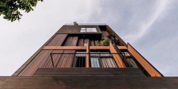 Mặt tiền bằng gỗ giúp ngôi nhà ở TP.HCM chống lại nắng nóng -9