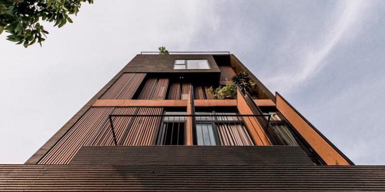 Mặt tiền bằng gỗ giúp ngôi nhà ở TP.HCM chống lại nắng nóng -9