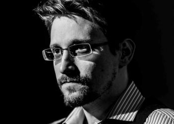 Cựu điệp viên Mỹ Edward Snowden: 'Chúng ta đang chết đuối giữa biển thông tin!' -5