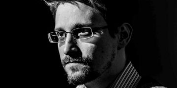 Cựu điệp viên Mỹ Edward Snowden: 'Chúng ta đang chết đuối giữa biển thông tin!' -5