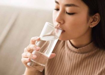 Uống 8 ly nước mỗi ngày