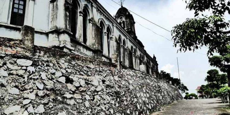 Chuyện chưa kể về nhà thờ hơn 100 tuổi nằm trên mỏm núi hình con rùa -7