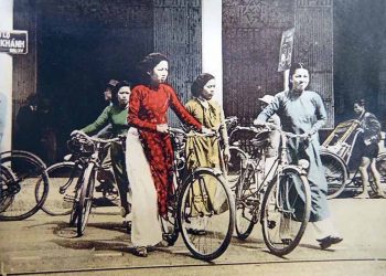 Một chiếc xe nhanh đạp giữa đàng... -1