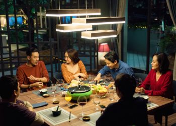 Tiệc Trăng Máu đạt thành tích khủng với hơn 45 tỷ đồng trong tuần đầu ra mắt - 4