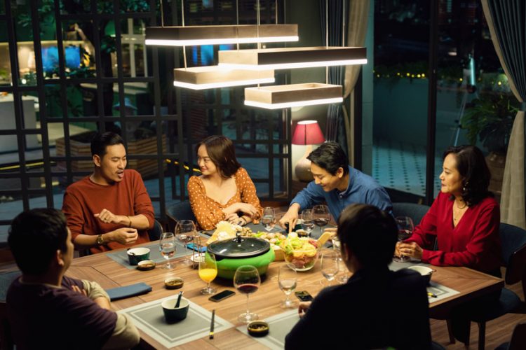 Tiệc Trăng Máu đạt thành tích khủng với hơn 45 tỷ đồng trong tuần đầu ra mắt - 4