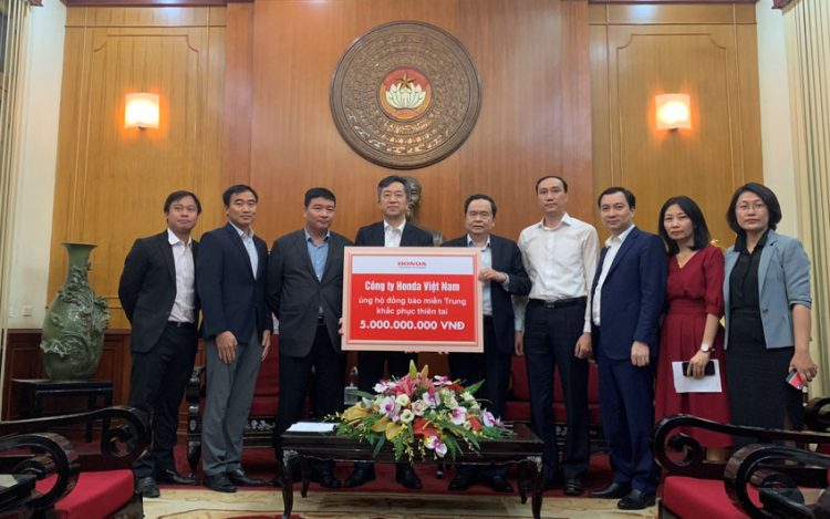 Honda Việt Nam hỗ trợ người dân các tỉnh miền Trung vượt qua khó khăn do mưa lũ gây ra - 1