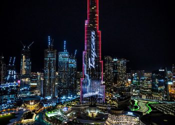 Porsche đã biến tòa nhà cao nhất thế giới thành bảng quảng cáo kỹ thuật số cho Taycan