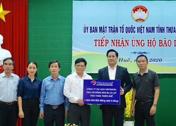 Ông Võ Quang Liên Kha – Phó Tổng Giám đốc, đại diện Vietravel trao 1 tỷ đồng cho đồng bào bị lũ lụt tỉnh Thừa Thiên – Huế