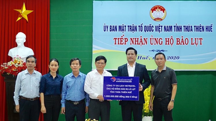 Ông Võ Quang Liên Kha – Phó Tổng Giám đốc, đại diện Vietravel trao 1 tỷ đồng cho đồng bào bị lũ lụt tỉnh Thừa Thiên – Huế