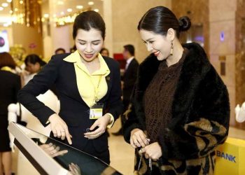 Cổ phiếu ngân hàng lên sàn đón sóng -1