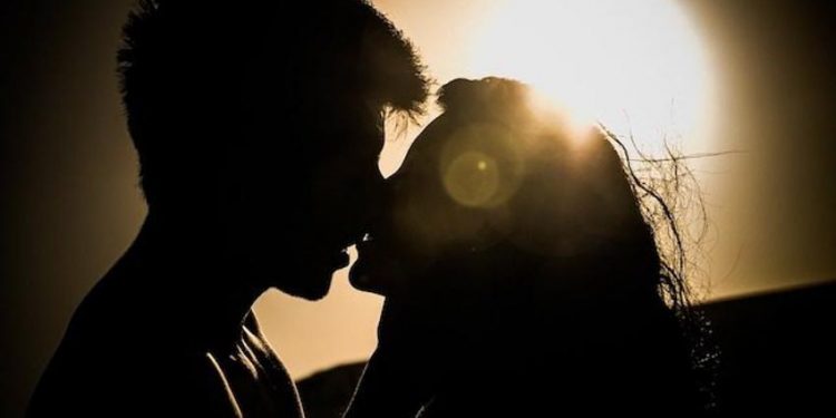 Vì sao nụ hôn đóng vai trò quan trọng trong nhiều nền văn hóa? -1