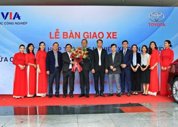 Toyota Việt Nam bàn giao xe Camry Hybrid cho Bộ Công Thương theo dõi vận hành xe công nghệ - 1