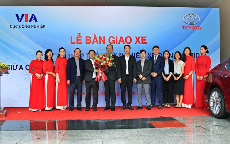 Toyota Việt Nam bàn giao xe Camry Hybrid cho Bộ Công Thương theo dõi vận hành xe công nghệ - 1