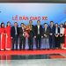 Toyota Việt Nam bàn giao xe Camry Hybrid cho Bộ Công Thương theo dõi vận hành xe công nghệ - 1