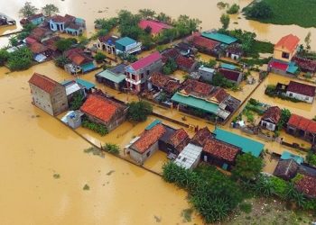 Đại học Kinh tế TPHCM sẽ hỗ trợ 50% học phí cho sinh viên 6 tỉnh miền Trung bị lũ lụt.