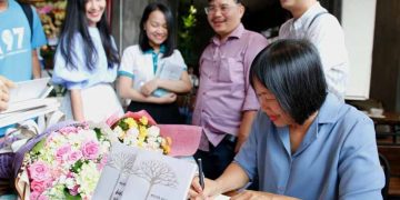 Nhà văn Nguyễn Ngọc Tư ký tặng sách cho hàng trăm bạn đọc Sài Gòn -21