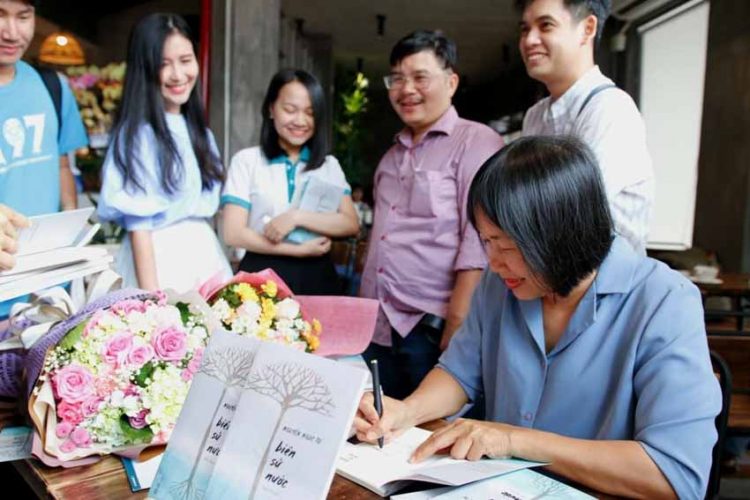 Nhà văn Nguyễn Ngọc Tư ký tặng sách cho hàng trăm bạn đọc Sài Gòn -21