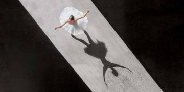 Vẻ đẹp của vũ công múa ballet qua góc chụp từ trên cao -3