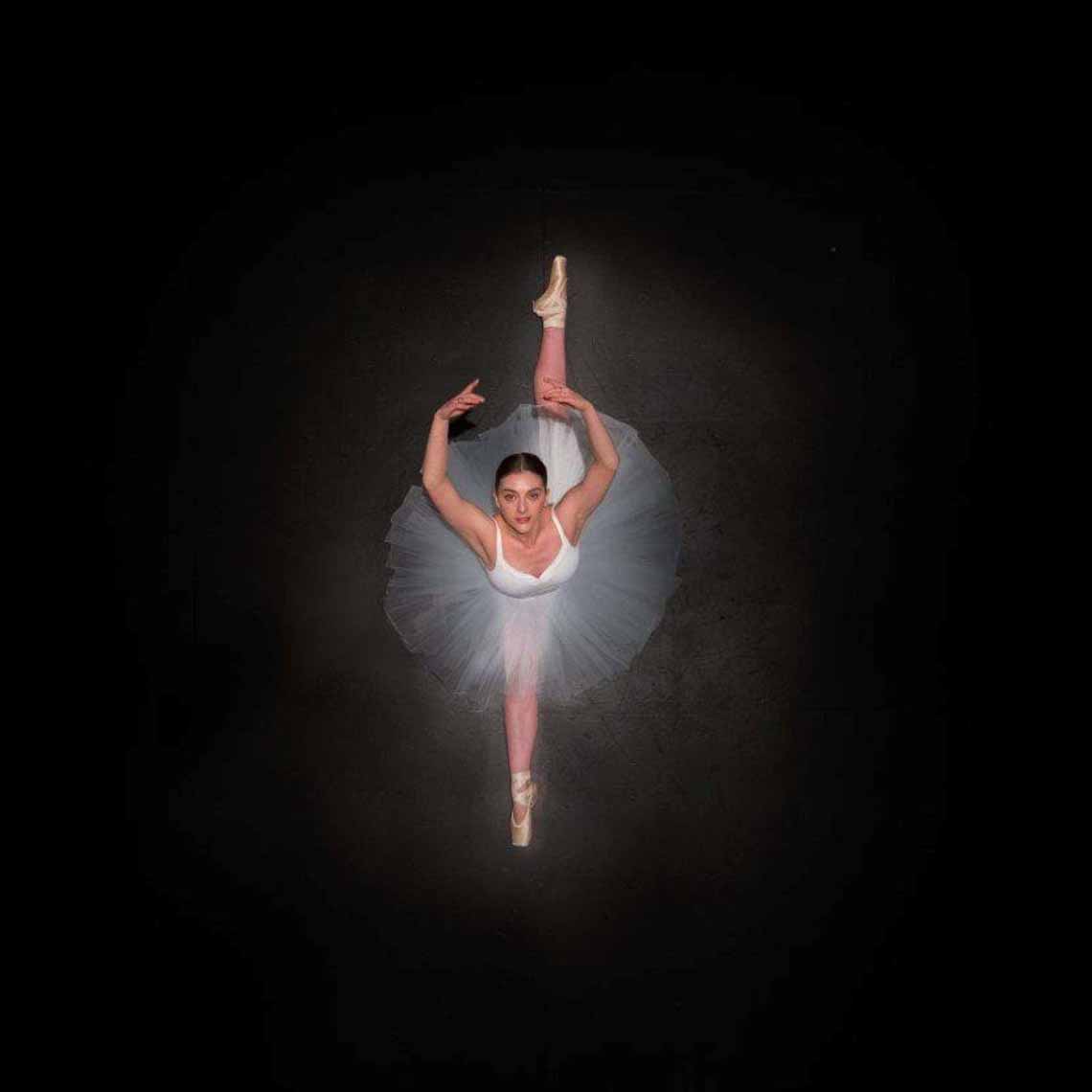 Vẻ đẹp của vũ công múa ballet qua góc chụp từ trên cao -7