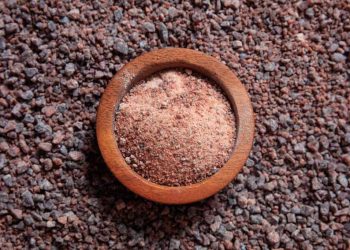 4 công dụng làm đẹp của muối đen -1