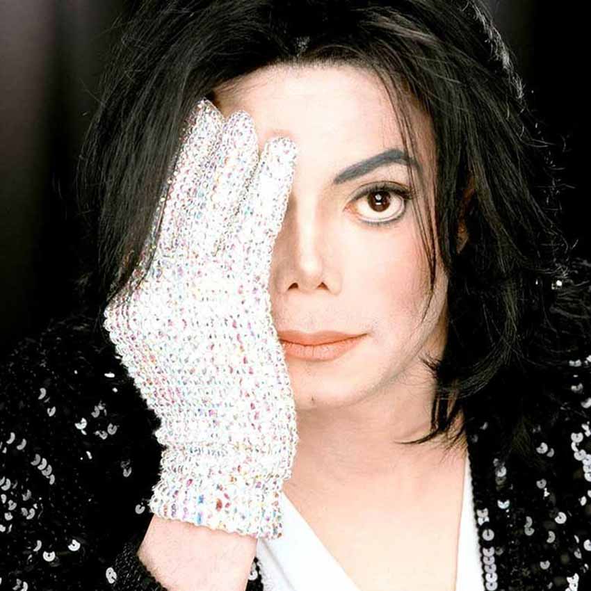 Tại sao Michael Jackson chỉ đeo một găng ở bàn tay phải? -1