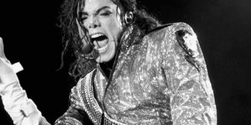 Tại sao Michael Jackson chỉ đeo một găng ở bàn tay phải? -6