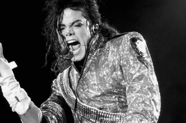 Tại sao Michael Jackson chỉ đeo một găng ở bàn tay phải? -6