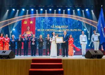 Đại học Văn Lang đón nhận Huân chương Lao động hạng Ba -1
