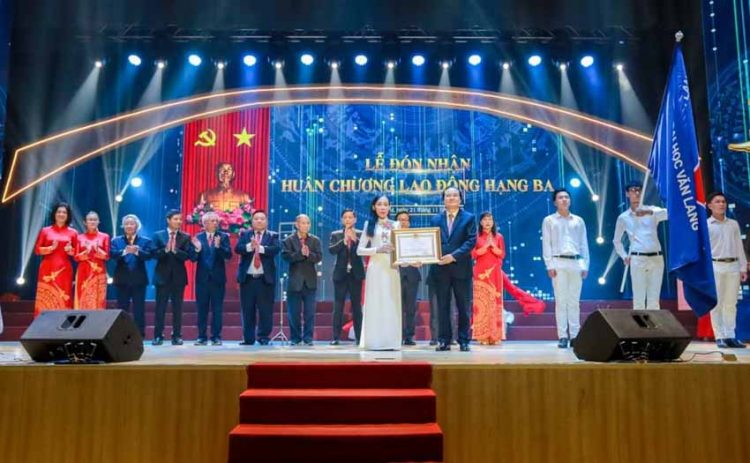 Đại học Văn Lang đón nhận Huân chương Lao động hạng Ba -1