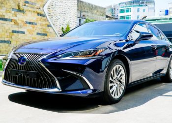 Lexus Việt Nam giới thiệu ES phiên bản 2021, tăng an toàn, giá không đổi