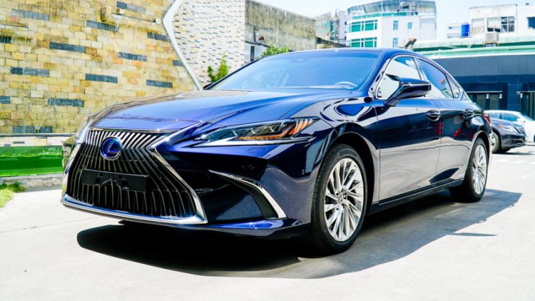 Lexus Việt Nam giới thiệu ES phiên bản 2021, tăng an toàn, giá không đổi