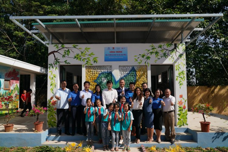 Trao tặng nhà vệ sinh làm bằng gạch chai nhựa đầu tiên tại Việt Nam - 5