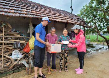 Canon Việt Nam cùng 30 doanh nghiệp ủng hộ người dân vùng lũ tỉnh Quảng Trị và Quảng Ngãi - 3