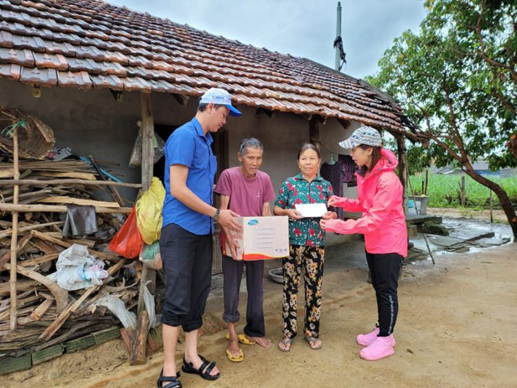 Canon Việt Nam cùng 30 doanh nghiệp ủng hộ người dân vùng lũ tỉnh Quảng Trị và Quảng Ngãi - 3