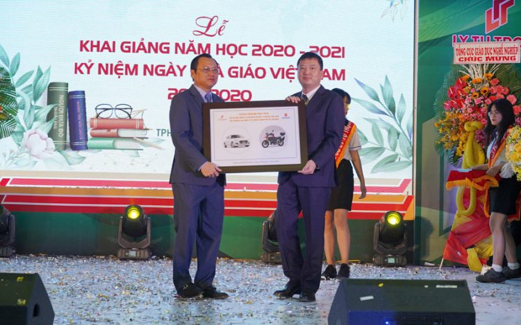 Việt Nam Suzuki tài trợ 01 ô tô và các mô tô cho các trường đại học, cao đẳng - 2