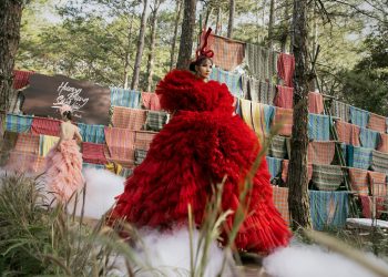 Thổ cẩm thăng hoa trong Fashion show Hương rừng sắc núi
