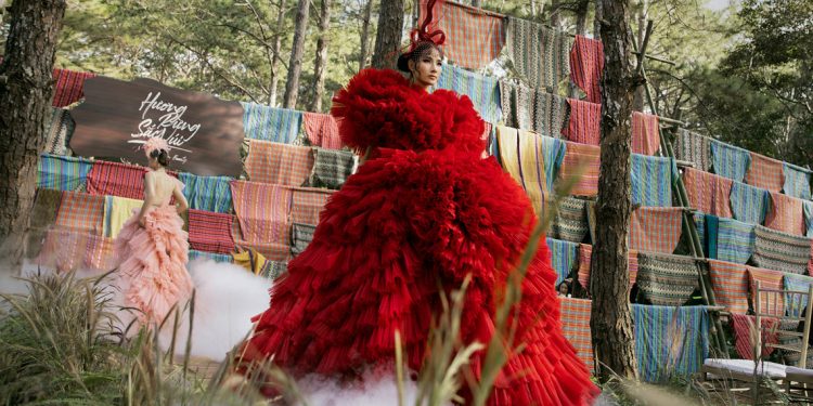 Thổ cẩm thăng hoa trong Fashion show Hương rừng sắc núi