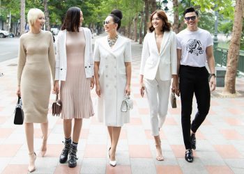 Lê Thuý và dàn mẫu trẻ ăn mặc cuốn hút, thích thú khám phá thành phố hoa phượng đỏ