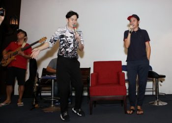 Anh em Hoài Linh , Dương Triệu Vũ tập bài hát tặng mẹ 001