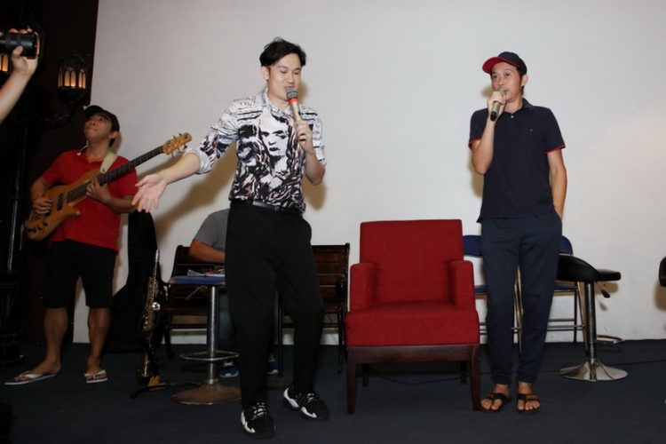 Anh em Hoài Linh , Dương Triệu Vũ tập bài hát tặng mẹ 001