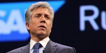 Bài học kinh doanh của cậu bé bán báo