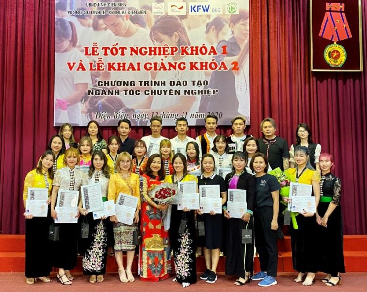 L’Oreal trao chứng chỉ hoàn thành khóa học nghề cho phụ nữ khó khăn khu vực miền núi