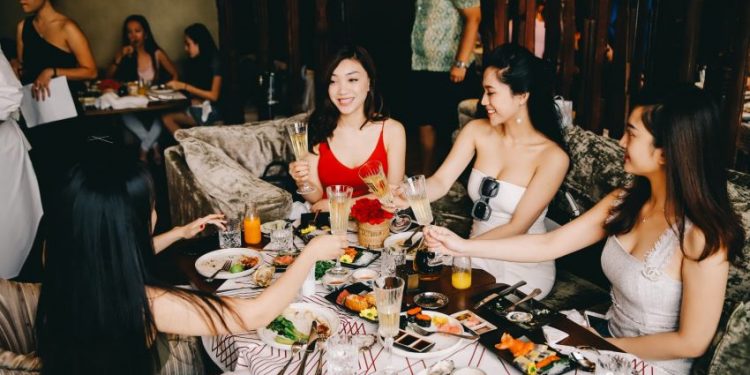 Đại tiệc trưa muộn thịnh soạn tại nhà hàng Social Club Sài Gòn