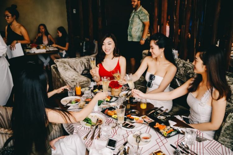 Đại tiệc trưa muộn thịnh soạn tại nhà hàng Social Club Sài Gòn