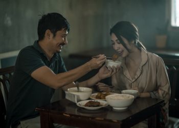 Khổng Tú Quỳnh bị Huy Khánh tát tay trong MV mới của Hoài Lâm 001